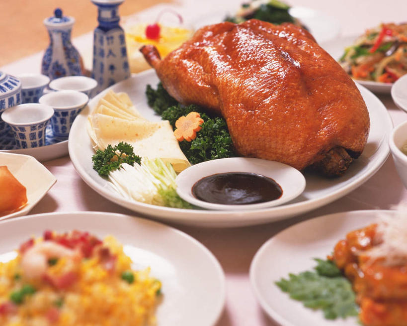 烤鸭,无人,横图,俯视,室内,特写,白天,烹饪,餐桌,桌子,萝卜,胡萝卜,黄瓜,蔬菜,杯子,餐具,许多,阴影,光线,布料,碟子,盘,影子,葱,青葱,料理,食品,调味料,布纹,饼,菜肴,美食,桌布,一只,盘子,餐巾,茶壶,碟,台布,中式,佳肴,餐台,迷迭香,北京烤鸭,海洋之露,片皮鸭,进餐用具,烹调用具,青瓜,胡瓜,红萝卜,甘荀,彩图,高角度拍摄