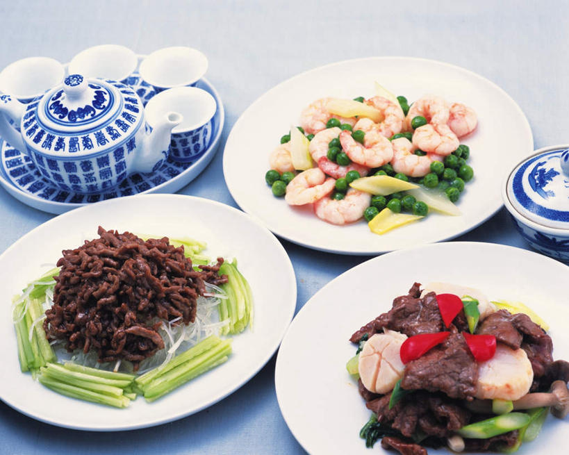 无人,横图,俯视,室内,特写,白天,烹饪,餐桌,桌子,萝卜,胡萝卜,黄瓜,蔬菜,餐具,阴影,光线,布料,碟子,盘,影子,葱,青葱,肉,虾仁,牛肉,料理,食品,扇贝,布纹,肉丝,萝卜丝,菜肴,美食,肉类,桌布,一个,盘子,餐巾,茶壶,碟,台布,四个,中式,佳肴,单个,餐台,肉食,茶杯,进餐用具,烹调用具,青瓜,胡瓜,红萝卜,甘荀,彩图,高角度拍摄