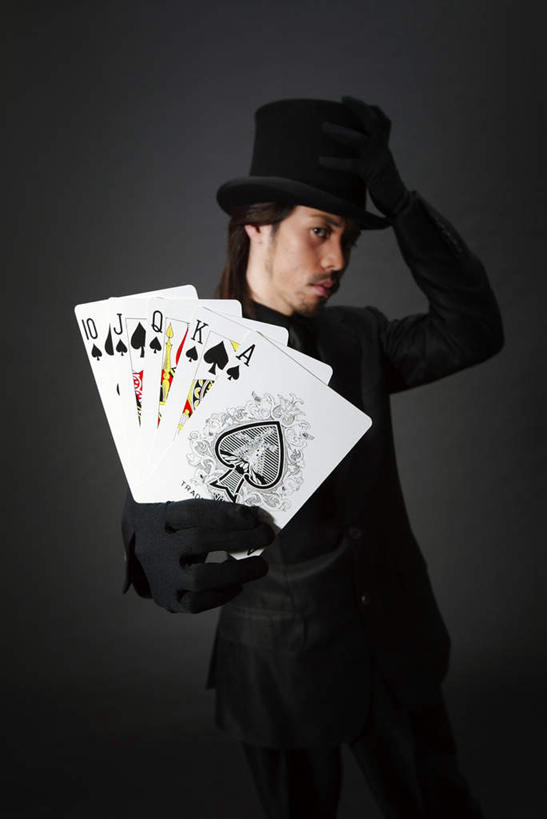 东方人,胡须,一个人,魔术师,站,竖图,室内,白天,正面,西装,游戏,赌博,贪欲,竞争,帽子,纸牌,玩具,扑克,亚洲,仅一个男性,仅一个人,握,黑色背景,套装,正装,拿,玩,拿着,注视,职业装,礼帽,黄种人,娱乐,刺激,仅一个年轻男性,黑色,手套,观察,看,站着,休闲,握着,摄影,影棚,观看,活动,同花顺,察看,魔术,变戏法,发泄,关注,消遣,智力,赌具,投机,侥幸,欲望,宣泄,男人,男性,年轻男性,亚洲人,胡子,络腮胡,魔术大师,玩耍,嬉戏,站立,半身,彩图,影棚拍摄,拍摄,胜负,输赢