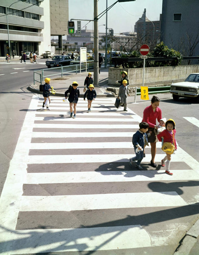 东方人,儿童,母亲,儿子,伙伴,朋友,拉,竖图,室外,白天,正面,友谊,安全,道路,路,人行横道,公路,帽子,东京,日本,亚洲,戴,红绿灯,人行道,防护,信号灯,交通,许多人,黄种人,小孩,黄色,遮阳帽,一群人,母子,同学,警示,母爱,保护,戴着,佩戴,拉着,校友,穿着,提示,人行横道线,保险,流通,东亚,交通信号灯,本州,行人信号灯,关东地方,本州岛,日本国,东京都,保全,周全,安稳,安定,同窗,学友,平安,友情,男孩,男人,男性,年轻男性,年轻女性,女孩,女人,女性,亚洲人,斑马线,马路,彩图,全身,男生,女生