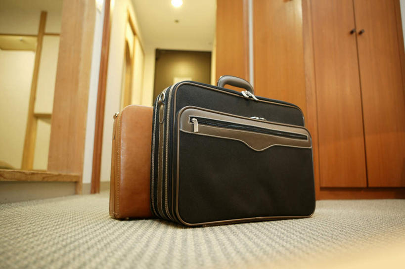 无人,宾馆,横图,室内,白天,仰视,地板,柜子,照明,一排,朦胧,模糊,整齐,拉杆箱,旅行箱,走道,走廊,过道,灯光,地面,顶灯,木地板,灯,排列,两个,行李箱,箱子,橱柜,灯具,出差,照亮,照明设备,队列,彩图,低角度拍摄,旅行,客店,客栈,旅店,旅馆,旅舍,汽车旅馆