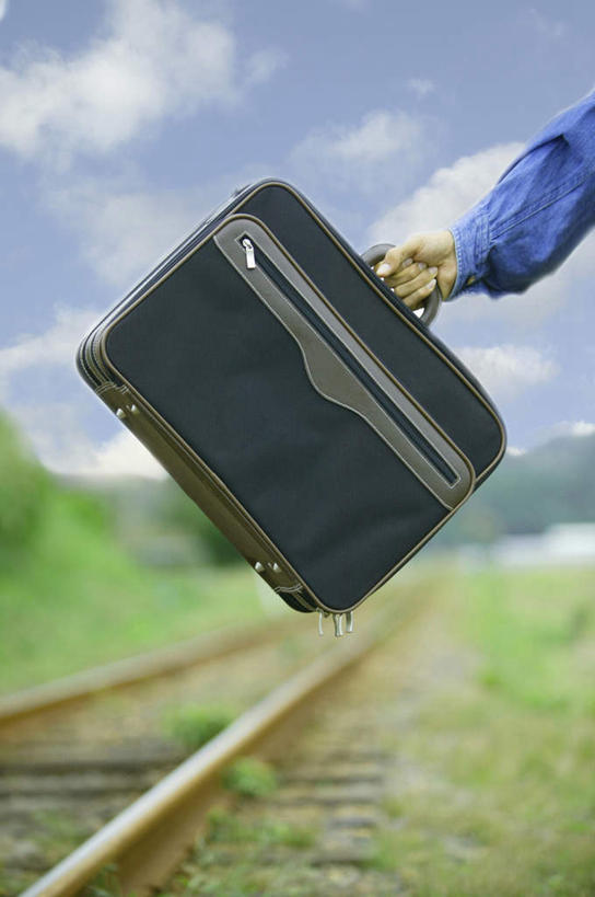 东方人,一个人,举,伸展双臂,竖图,室外,白天,正面,草地,草坪,植物,路,铁路,亚洲,仅一个男性,仅一个人,握,朦胧,模糊,拉杆箱,旅行箱,云,云朵,轨道,交通,铁轨,拿,云彩,拿着,黄种人,草,仅一个年轻男性,蓝色,绿色,白云,蓝天,天空,行李箱,箱子,天,托,握着,运输,晴朗,出差,铁道,男人,男性,年轻男性,亚洲人,晴空,敞开双臂,举起,举手,举着,伸开双臂,向上举,向上伸,向上托,展开双肩,张开手臂,张开双臂,半身,彩图,旅行