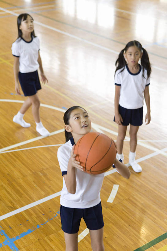 东方人,儿童,三个人,伙伴,朋友,站,竖图,俯视,室内,白天,锻炼,友谊,纯洁,运动,篮球,亚洲,学习,服装,篮球装备,拿,投篮,拿着,注视,休闲装,黄种人,运动器械,小孩,衣服,观察,看,站着,上课,休闲,体育课,同学,休闲服,健身器械,可爱,童年,童趣,服饰,观看,察看,校友,关注,健身器材,篮球运动,童真,烂漫,无邪,同窗,学友,体育,天真,友情,女孩,女人,女性,亚洲人,孩子,站立,半身,彩图,高角度拍摄,健身,运动器材,女生