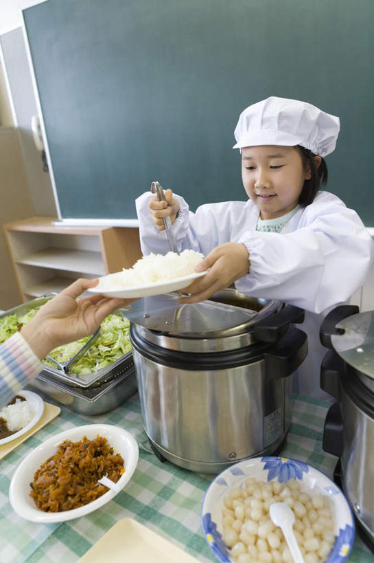 米饭,东方人,儿童,两个人,伙伴,朋友,站,竖图,室内,白天,正面,工作服,制服,友谊,纯洁,餐桌,桌子,帽子,亚洲,服装,陶瓷,陶瓷制品,饭,午饭,拿,拿着,注视,休闲装,黄种人,小孩,衣服,容器,碗,观察,看,站着,休闲,同学,休闲服,可爱,童年,童趣,服饰,餐台,观看,储藏,五谷,察看,校友,储存,关注,厨师帽,电饭煲,童真,烂漫,无邪,同窗,学友,工作制服,天真,友情,女孩,女人,女性,亚洲人,孩子,站立,半身,彩图,工作套服,贮存,女生