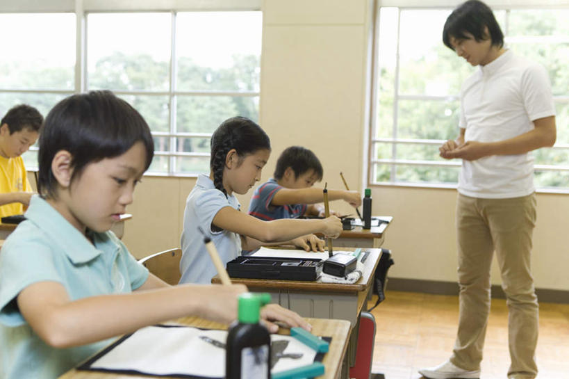 东方人,儿童,两个人,伙伴,朋友,学校,站,坐,横图,室内,白天,侧面,友谊,纯洁,窗户,桌子,亚洲,学习,服装,艺术,工具,毛笔,书法,纸,办公用品,纸张,拿,拿着,注视,休闲装,黄种人,文化,书桌,校园,玻璃窗,文具,小孩,衣服,课桌,学习用品,观察,看,站着,上课,休闲,教室,同学,休闲服,可爱,童年,童趣,服饰,观看,文具用品,察看,书写,校友,关注,文学,童真,烂漫,无邪,同窗,学友,天真,友情,男孩,男人,男性,年轻男性,女孩,女人,女性,亚洲人,孩子,站立,坐着,半身,彩图,男生,女生,传统文化