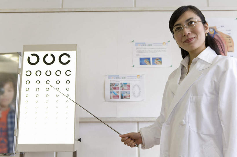 东方人,一个人,医生,站,横图,室内,白天,仰视,亚洲,仅一个年轻女性,仅一个女性,仅一个人,服装,检查,图表,眼镜,墙,拿,拿着,注视,休闲装,黄种人,墙壁,墙面,衣服,教鞭,观察,看,站着,医护人员,医疗人员,休闲,休闲服,服饰,观看,察看,医疗设备,关注,医疗器械,视力表,医疗工具,近视眼镜,检测工具,年轻女性,女人,女性,亚洲人,大夫,站立,半身,彩图,低角度拍摄