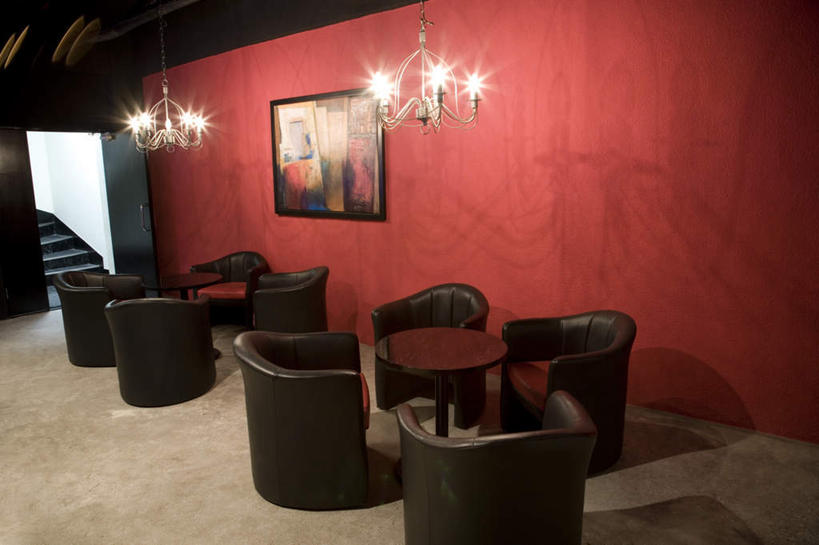 无人,横图,俯视,室内,白天,绘画,楼梯,门,沙发,椅子,照明,阴影,朦胧,模糊,艺术,光线,影子,阶梯,灯光,吊灯,台阶,灯,画,灯具,门框,照亮,照明设备,两盏,彩图,高角度拍摄,皮沙发