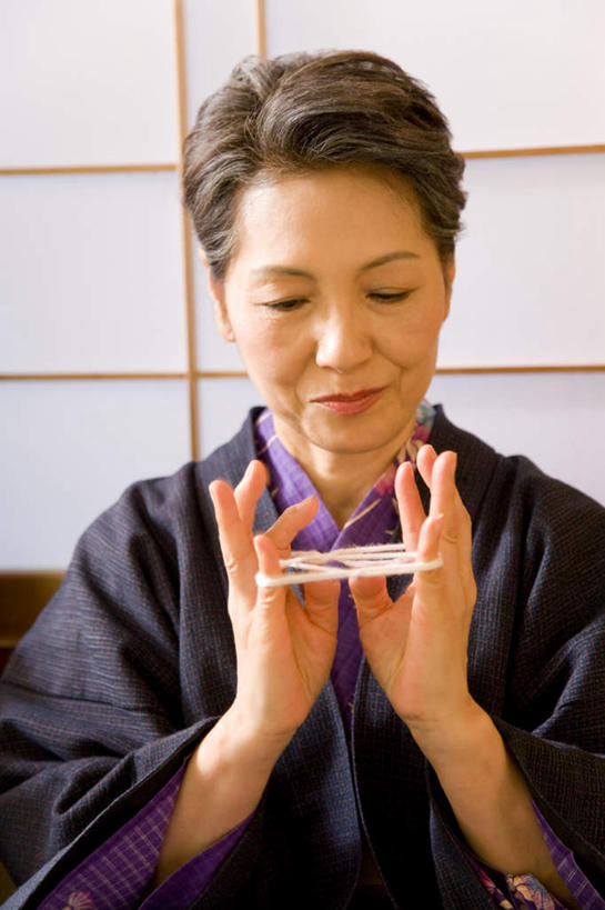 东方人,一个人,客厅,坐,举,笑,微笑,竖图,室内,白天,正面,民族服装,游戏,成功,合作,团队,集体,信心,玩具,亚洲,仅一个女性,仅一个人,和服,玩,注视,黄种人,娱乐,队伍,黑色,绳子,观察,看,托,休闲,翻花绳,服饰,仅一个老年女性,观看,活动,绳索,察看,起居室,成就,发泄,关注,消遣,智力,挑帮帮,合伙,翻绳,吴服,唐草,唐花,唐锦,宣泄,解绷绷,解勾勾,解钩钩,挑花花线,线翻花,解股,翻花鼓,挑绷绷,老年女性,女人,女性,亚洲人,举起,举手,举着,玩耍,嬉戏,向上举,向上伸,向上托,坐着,半身,彩图,传统服装,民俗服