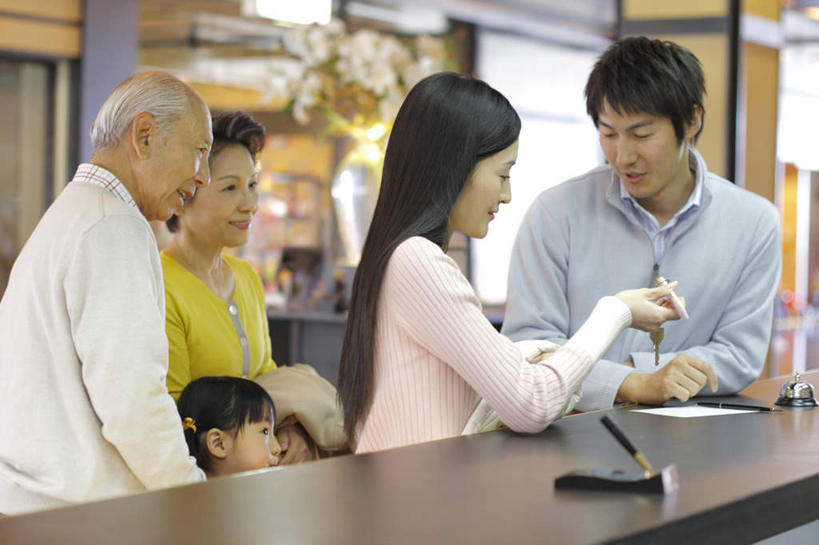 东方人,儿童,老年人,夫妻,母亲,父亲,女儿,祖母,祖父,三代同堂,前台,站,举,笑,说,微笑,露齿笑,横图,室内,白天,正面,爱情,讨论,纯洁,安全,亚洲,五个人,握,服装,笔,材料,档案,文件,办公用品,防护,钥匙,许多人,浪漫,拿,拿着,注视,休闲装,黄种人,祖孙三代,铃,相视,文具,小孩,衣服,学习用品,资料,观察,看,托,站着,一群人,休闲,温暖,温馨,父女,母女,面对面,休闲服,恩爱,父爱,可爱,母爱,童年,童趣,服务,握着,恋人,服饰,奶奶,爷爷,观看,祖孙,对视,保护,呼唤,文具用品,旅社,和睦,察看,开启,封闭,关注,呼叫,文档,保险,相对,私密,童真,烂漫,无邪,服务铃,外婆,外孙女,外祖母,外公,外祖父,相看,保全,周全,安稳,安定,防盗,服侍,召唤,召集,交流,平安,天真,老年男性,老年女性,男人,男性,年轻男性,年轻女性,女孩,女人,女性,亚洲人,孩子,年轻人,夫妇,情侣,全家福,孙女,沟通,讲话,交谈,举起,举手,举着,商讨,说话,谈话,向上举,向上伸,向上托,站立,半身,彩图,旅店,旅馆,旅舍,伴侣,融洽,女生,爸爸,多代同堂,妈妈