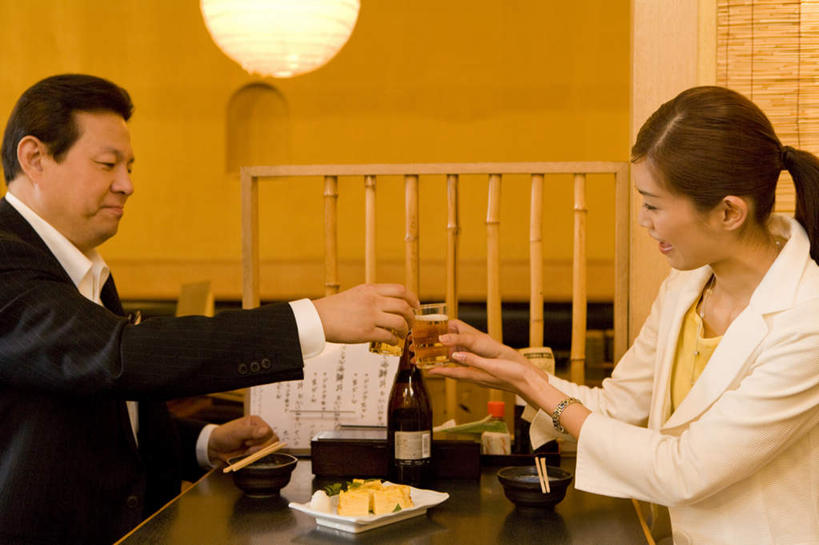 啤酒,东方人,两个人,同事,商务人士,商务男性,商务女性,餐厅,坐,举,横图,室内,白天,侧面,衬衫,烹饪,成功,合作,团队,集体,信心,杯子,餐具,亚洲,撑,握,套装,庆祝,碟子,盘,日本料理,料理,食品,蛋卷,酒类,拿,拿着,托腮,注视,黄种人,队伍,菜肴,美食,玻璃制品,酒,食物,饮料,盘子,酒杯,啤酒杯,碟,日式料理,干杯,观察,看,碰杯,托,日式,交际,友好,握着,佳肴,观看,庆贺,察看,领导,成就,关注,托下巴,礼仪,商务装,敬酒,合伙,领袖,工薪阶层,劝酒,鸡蛋卷,男人,男性,年轻女性,女人,女性,中年男性,亚洲人,白领,上班族,玻璃杯,举起,举手,举着,向上举,向上伸,向上托,坐着,半身,彩图,衬衣,餐馆,饭店,饭馆