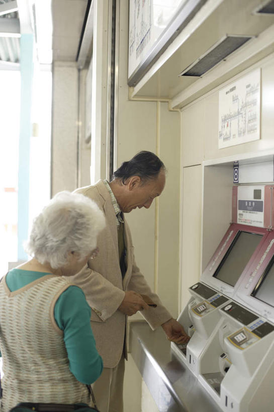 东方人,头发,两个人,夫妻,站,笑,摸,微笑,露齿笑,竖图,室内,白天,侧面,毛衣,西装,爱情,信用卡,地铁,指示牌,亚洲,抚摸,握,阴影,套装,正装,光线,标志,数字,文字,影子,墙,地铁站,轨道交通,新干线,浪漫,拿,拿着,注视,职业装,黄种人,标识,墙壁,墙面,两个,白色,阳光,低头,观察,看,站着,卡,恩爱,握着,储蓄卡,恋人,观看,察看,购买,关注,自动售票机,银行卡,老年男性,老年女性,男人,男性,女人,女性,亚洲人,夫妇,情侣,触摸,接触,站立,半身,彩图,绒衣,套衫,套头毛衣,线衣,地铁机动车,地下铁,轻轨,伴侣