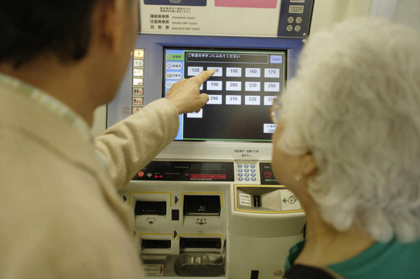 东方人,头发,两个人,家庭,夫妻,站,举,摸,横图,俯视,室内,白天,西装,爱情,显示器,地铁,亚洲,抚摸,指,阴影,套装,正装,光线,标志,屏幕,数字,文字,影子,字符,字母,地铁站,轨道交通,新干线,浪漫,注视,职业装,黄种人,方向,标识,显示屏,白色,阳光,按,低头,观察,看,手势,托,站着,温暖,温馨,一家人,恩爱,恋人,观看,一台,和睦,察看,指向,关注,输出设备,自动售票机,售票机,老年男性,老年女性,男人,男性,女人,女性,亚洲人,夫妇,情侣,触摸,接触,举起,举手,举着,向上举,向上伸,向上托,站立,半身,彩图,高角度拍摄,地铁机动车,地下铁,轻轨,伴侣,融洽