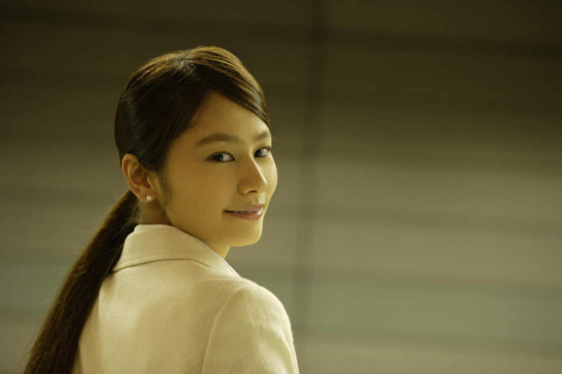 东方人,脸,头,脸颊,头发,一个人,商务人士,商务女性,站,笑,微笑,露齿笑,横图,室内,特写,白天,西装,地铁,亚洲,仅一个年轻女性,仅一个女性,仅一个人,套装,正装,朦胧,模糊,地铁站,轨道交通,新干线,注视,职业装,黄种人,肩膀,背面,黄色,白色,观察,看,站着,转头,观看,察看,关注,商务装,工薪阶层,年轻女性,女人,女性,亚洲人,头部,脸部,脸蛋,面部,白领,上班族,站立,半身,彩图,地铁机动车,地下铁,轻轨