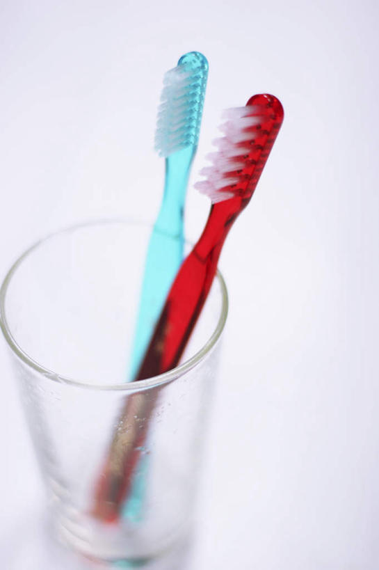 无人,竖图,俯视,室内,特写,白天,白色背景,桌子,静物,杯子,朦胧,模糊,牙刷,办公桌,玻璃制品,红色,蓝色,水杯,日用品,靠,靠着,清洁,倚靠,摄影,影棚,洗漱用品,两支,卫生,倚着,玻璃杯,彩图,高角度拍摄,影棚拍摄,拍摄