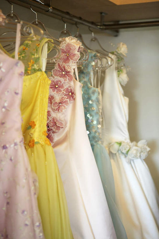 无人,商店,竖图,室内,特写,白天,正面,婚纱,裙子,购物,消费,柜子,超市,静物,一排,吊挂,悬挂,阴影,整齐,反射,影子,挂,长裙,排列,粉色,黄色,白色,衣橱,金融,百货,影楼,服装店,队列,选购,贸易,百货公司,照相馆,服饰店,更衣橱,血拼,彩图,婚礼服,礼服,购物商场,购物中心,商业中心