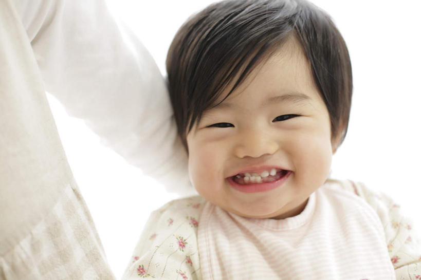 东方人,婴儿,儿童,脸,头,脸颊,手,头发,两个人,家庭,母亲,笑,摸,微笑,露齿笑,横图,室内,特写,白天,正面,纯洁,亚洲,抚摸,服装,朦胧,模糊,注视,休闲装,黄种人,肩膀,小孩,衣服,白色,观察,看,靠,靠着,休闲,温暖,温馨,一家人,手部,休闲服,可爱,母爱,童年,童趣,服饰,活泼,观看,单手,和睦,察看,关注,宝宝,童真,纯真,烂漫,无邪,母婴,伶俐,天真,年轻女性,女人,女性,亚洲人,孩子,年轻人,头部,脸部,脸蛋,面部,触摸,接触,半身,彩图,融洽