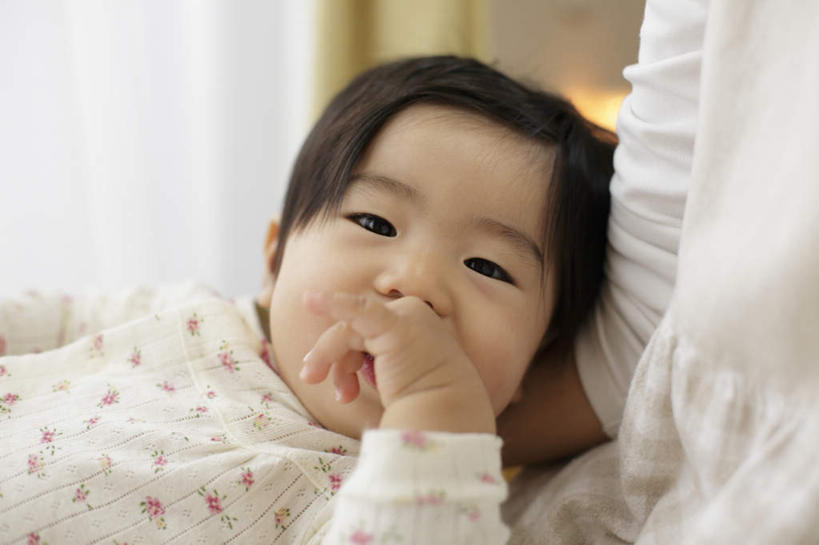 东方人,婴儿,儿童,脸,头,脸颊,手,两个人,家庭,母亲,躺,笑,微笑,横图,室内,特写,白天,正面,纯洁,窗户,窗帘,亚洲,咬,服装,朦胧,模糊,装饰,注视,休闲装,黄种人,肩膀,玻璃窗,小孩,衣服,帘子,观察,看,靠,靠着,倚靠,休闲,温暖,温馨,一家人,手部,休闲服,遮阳,可爱,母爱,童年,童趣,盯,服饰,活泼,观看,单手,华丽,修饰,点缀,咬着,和睦,察看,倚着,关注,宝宝,童真,纯真,烂漫,无邪,衬托,美观,雅致,雅观,母婴,伶俐,天真,年轻女性,女人,女性,亚洲人,孩子,年轻人,头部,手臂,脸部,脸蛋,面部,躺着,半身,彩图,融洽