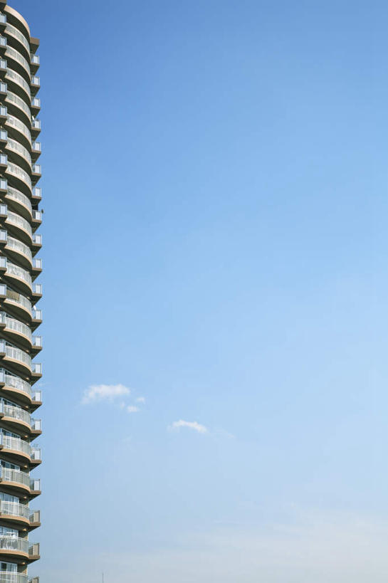 无人,高楼大厦,竖图,室外,白天,仰视,度假,美景,窗户,城市风光,城市,大厦,建筑,摩天大楼,东京,日本,亚洲,一排,许多,阴影,整齐,光线,格子,影子,景观,云,云朵,云彩,娱乐,建设,玻璃窗,排列,蓝色,白云,蓝天,天空,阳光,天,享受,休闲,景色,放松,队列,东亚,本州,关东地方,本州岛,日本国,东京都,彩图,低角度拍摄,大楼,高层建筑,高楼,摩天楼