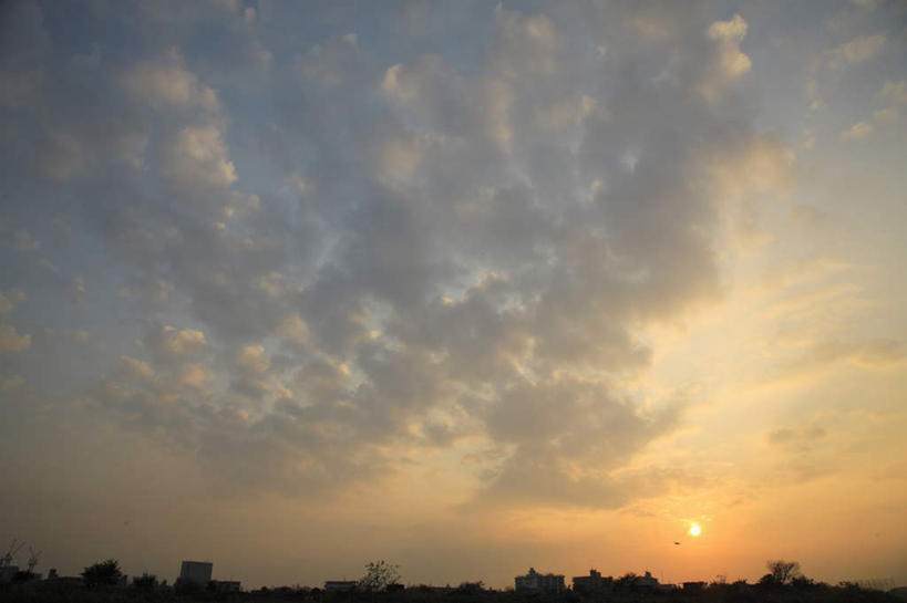 无人,家,横图,室外,白天,仰视,旅游,度假,美景,太阳,城市风光,城市,建筑,东京,日本,亚洲,阴影,光线,影子,房屋,屋子,景观,云,云朵,公寓,建筑群,云彩,娱乐,建设,洋房,楼房,住宅,黄色,白云,天空,阳光,自然,天,享受,休闲,景色,放松,晴朗,自然风光,东亚,本州,关东地方,本州岛,日本国,东京都,晴空,彩图,低角度拍摄,房子