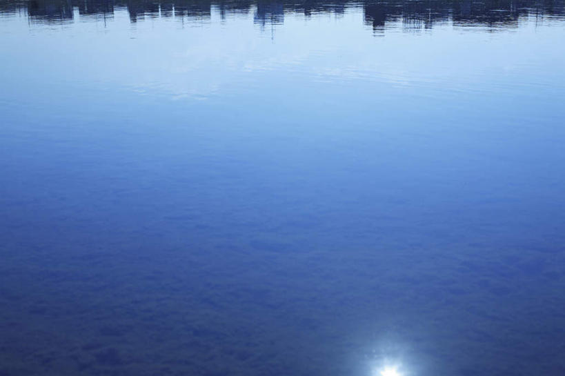 无人,高楼大厦,横图,俯视,室外,白天,度假,湖,湖泊,美景,水,城市风光,城市,大厦,建筑,摩天大楼,阴影,朦胧,模糊,反射,光线,影子,湖面,景观,水流,水面,建筑群,娱乐,建设,蓝色,倒影,蓝天,天空,阳光,湖水,天,享受,休闲,景色,放松,彩图,高角度拍摄,大楼,高层建筑,高楼,摩天楼