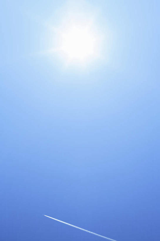 无人,竖图,室外,白天,仰视,旅游,度假,美景,太阳,阴影,光线,影子,景观,烟雾,娱乐,蓝色,蓝天,天空,阳光,自然,天,享受,休闲,景色,放松,晴朗,污染,废气,自然风光,飞机尾迹,尾迹云,机尾云,飞机拉烟,云带,尾迹,万里无云,机尾迹,飞机尾气,晴空,晴空万里,彩图,低角度拍摄