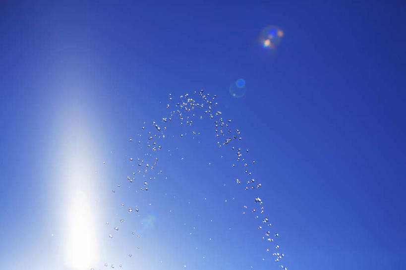 无人,横图,室外,白天,仰视,旅游,度假,美景,水,阴影,飞溅,溅,光线,液体,影子,景观,水滴,娱乐,水珠,蓝色,蓝天,天空,阳光,自然,天,享受,休闲,景色,放松,晴朗,喷洒,自然风光,万里无云,晴空,晴空万里,彩图,低角度拍摄