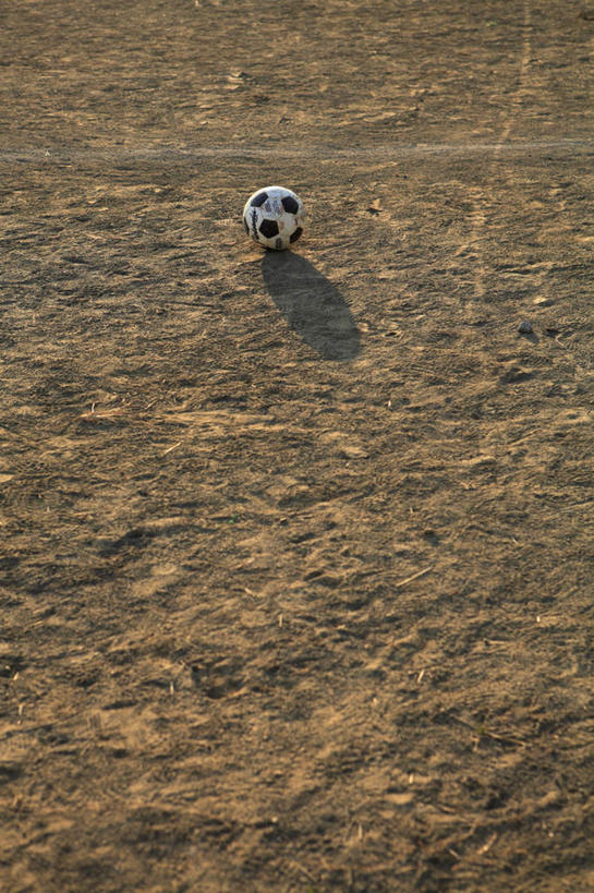 无人,运动场,竖图,俯视,室外,特写,白天,锻炼,旅游,度假,运动,足球,阴影,光线,影子,泥土,足球装备,地面,娱乐,运动器械,体育场,一个,白色,阳光,享受,休闲,健身器械,放松,田径场,单个,健身器材,蹴鞠,体育,足球运动,彩图,高角度拍摄,运动器材