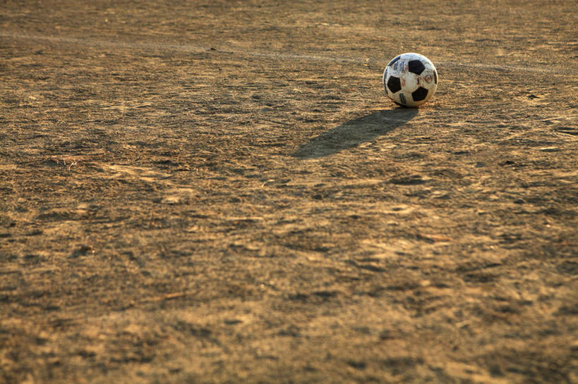 无人,运动场,横图,俯视,室外,特写,白天,锻炼,旅游,度假,运动,足球,阴影,光线,影子,泥土,足球装备,地面,娱乐,运动器械,体育场,一个,白色,阳光,享受,休闲,健身器械,放松,田径场,单个,健身器材,蹴鞠,体育,足球运动,彩图,高角度拍摄,运动器材