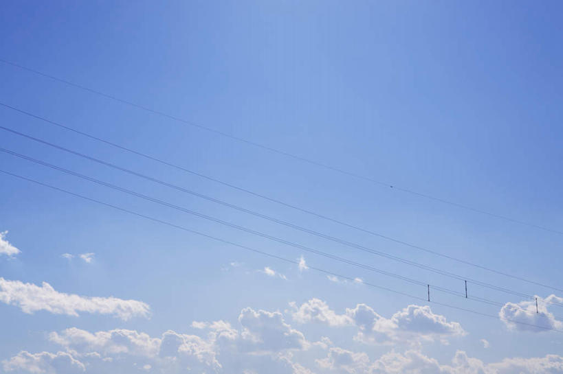 无人,横图,室外,白天,仰视,旅游,度假,美景,电力,电线,线,景观,云,云朵,电能,线路,云彩,娱乐,蓝色,白云,蓝天,天空,自然,天,享受,休闲,景色,放松,晴朗,电,电源,自然风光,能量,晴空,彩图,低角度拍摄