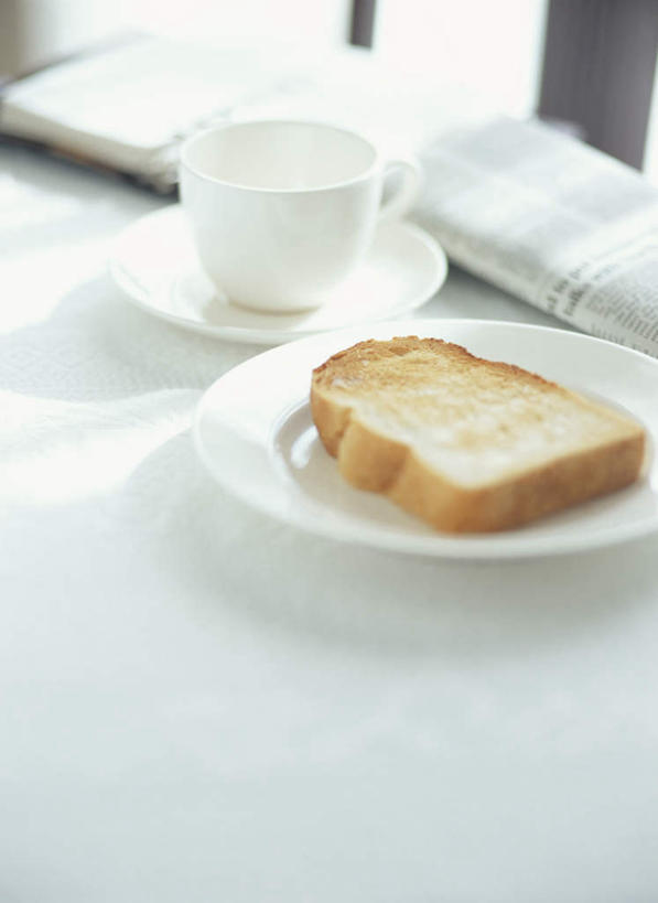 点心,面包,无人,竖图,俯视,室内,白天,早餐,桌子,报纸,杯子,餐具,阴影,朦胧,模糊,光线,信息,标志,瓷器,碟子,盘,文字,影子,字符,字母,食品,面点,记事本,咖啡杯,陶瓷制品,标识,食物,糕点,一个,白色,阳光,本子,笔记本,盘子,碟,单个,新闻,瓷杯,彩图,高角度拍摄,报刊