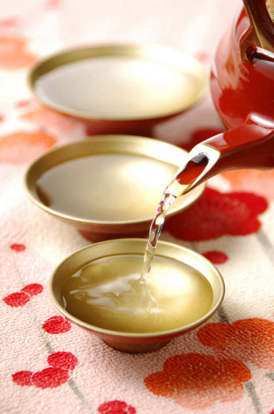 清酒,无人,竖图,俯视,室内,特写,白天,餐桌,桌子,杯子,花纹,朦胧,模糊,布料,壶,图案,陶瓷,陶瓷制品,酒类,布纹,酒,水壶,桌布,饮料,餐巾,茶壶,酒杯,台布,摄影,影棚,餐台,彩图,高角度拍摄,影棚拍摄,拍摄