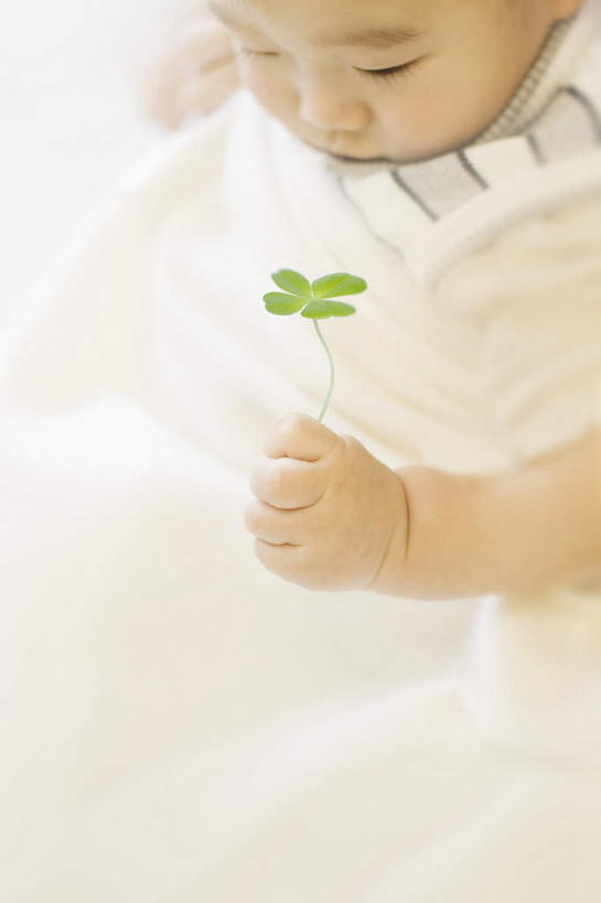 东方人,婴儿,儿童,脸,头,脸颊,手,一个人,竖图,俯视,室内,特写,白天,白色背景,自由,纯洁,亚洲,双手,仅一个人,握,朦胧,模糊,四叶草,拿,拿着,注视,黄种人,肩膀,幸运草,小孩,观察,看,手部,可爱,握着,摄影,活泼,影棚,观看,察看,关注,宝宝,和平,纯真,烂漫,无邪,牛角花,统一,伶俐,天真,团结,幸运,亚洲人,孩子,头部,脸部,脸蛋,面部,半身,彩图,高角度拍摄,影棚拍摄,拍摄