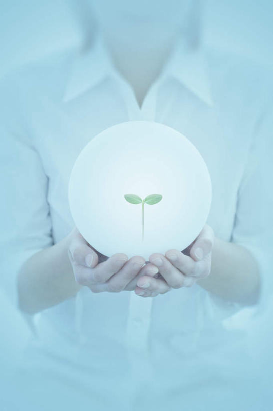 东方人,一个人,无人,站,举,竖图,室内,白天,白色背景,正面,自由,数码,科技,亚洲,仅一个年轻女性,仅一个女性,仅一个人,阴影,服装,网络,四叶草,高光,几何,计算机图形,拿,合成,拿着,休闲装,黄种人,球,幸运草,一个,衣服,托,站着,休闲,球体,休闲服,服饰,单个,电脑合成图,数码合成图,和平,写实,具体,具象,牛角花,统一,团结,幸运,年轻女性,女人,女性,亚洲人,举起,举手,举着,向上举,向上伸,向上托,站立,半身,彩图