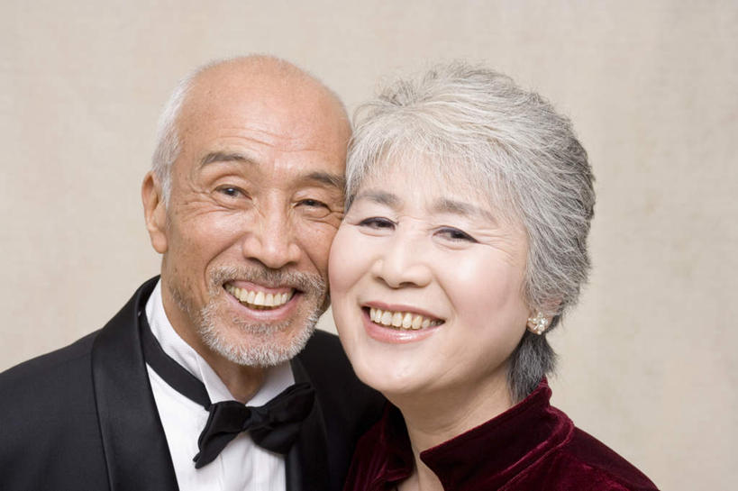 东方人,脸,头,脸颊,两个人,夫妻,站,笑,微笑,露齿笑,横图,室内,特写,白天,正面,晚礼服,爱情,亚洲,米色背景,浪漫,注视,黄种人,肩膀,观察,看,站着,恩爱,恋人,摄影,影棚,观看,察看,关注,老年男性,老年女性,男人,男性,女人,女性,亚洲人,头部,脸部,脸蛋,面部,夫妇,情侣,站立,半身,彩图,影棚拍摄,晚宴服,舞会服,洋服,洋装,夜礼服,拍摄,伴侣