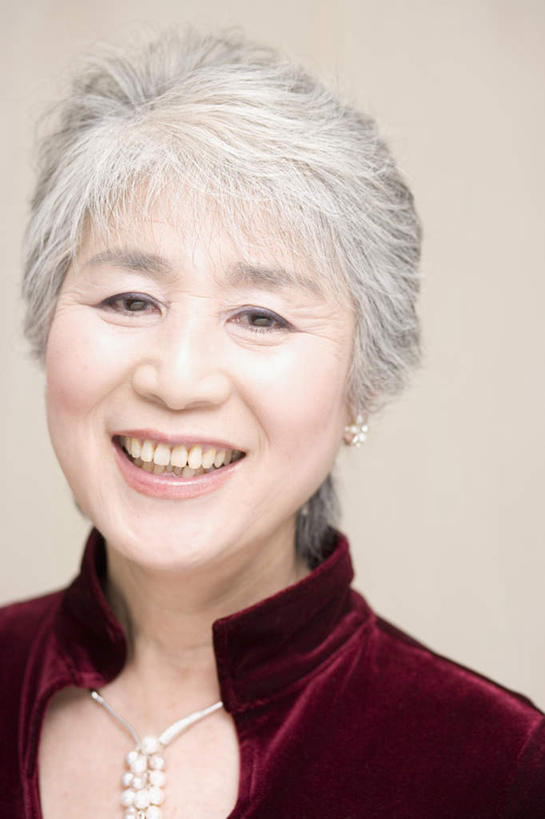 东方人,脸,头,脸颊,一个人,站,笑,微笑,露齿笑,竖图,室内,特写,白天,正面,晚礼服,项链,亚洲,仅一个女性,仅一个人,米色背景,注视,黄种人,肩膀,装饰品,饰品,首饰,观察,看,站着,摄影,仅一个老年女性,影棚,观看,察看,关注,老年女性,女人,女性,亚洲人,头部,脸部,脸蛋,面部,站立,半身,彩图,影棚拍摄,晚宴服,舞会服,洋服,洋装,夜礼服,拍摄