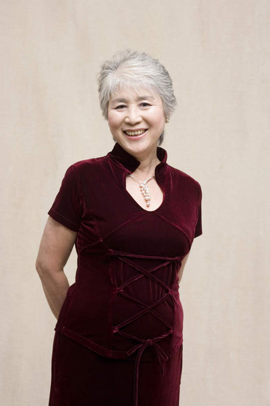 东方人,一个人,站,笑,微笑,露齿笑,竖图,室内,白天,正面,晚礼服,项链,亚洲,仅一个女性,仅一个人,米色背景,注视,黄种人,装饰品,饰品,首饰,观察,看,站着,摄影,仅一个老年女性,影棚,观看,察看,关注,背手,老年女性,女人,女性,亚洲人,站立,半身,彩图,影棚拍摄,晚宴服,舞会服,洋服,洋装,夜礼服,拍摄