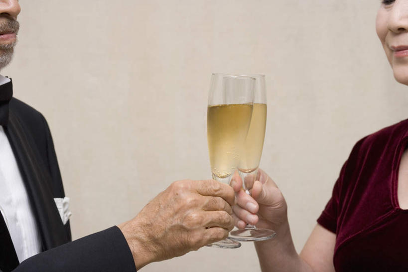 葡萄酒,东方人,脸,头,脸颊,手,两个人,夫妻,站,举,笑,微笑,露齿笑,横图,室内,特写,白天,正面,晚礼服,爱情,奢侈,快乐,杯子,亚洲,握,米色背景,朦胧,模糊,高脚杯,浪漫,拿,拿着,注视,黄种人,肩膀,相视,玻璃制品,酒,饮料,酒杯,香槟,观察,看,托,站着,面对面,手部,恩爱,诱惑,握着,恋人,摄影,影棚,观看,对视,单手,察看,关注,相对,香槟杯,相看,气泡酒,起泡酒,汽酒,老年男性,老年女性,男人,男性,女人,女性,亚洲人,头部,脸部,脸蛋,面部,夫妇,情侣,玻璃杯,举起,举手,举着,向上举,向上伸,向上托,站立,半身,彩图,影棚拍摄,晚宴服,舞会服,洋服,洋装,夜礼服,高兴,欢笑,拍摄,伴侣