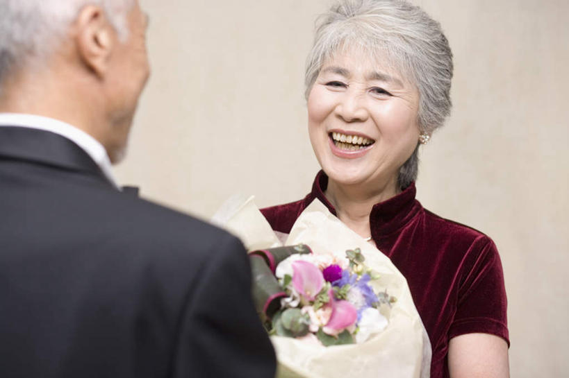 东方人,脸,头,脸颊,背部,两个人,夫妻,站,举,笑,微笑,露齿笑,横图,室内,特写,白天,正面,晚礼服,爱情,礼盒,礼物,亚洲,米色背景,朦胧,模糊,盛开,纸盒,浪漫,花蕾,注视,黄种人,肩膀,相视,盒子,花,花瓣,花朵,鲜花,包装盒,礼品盒,花苞,花蕊,观察,看,托,站着,一束,面对面,恩爱,恋人,摄影,礼品,影棚,观看,对视,察看,关注,相对,相看,老年男性,老年女性,男人,男性,女人,女性,亚洲人,头部,脸部,脸蛋,面部,夫妇,情侣,举起,举手,举着,向上举,向上伸,向上托,站立,半身,彩图,影棚拍摄,晚宴服,舞会服,洋服,洋装,夜礼服,拍摄,伴侣