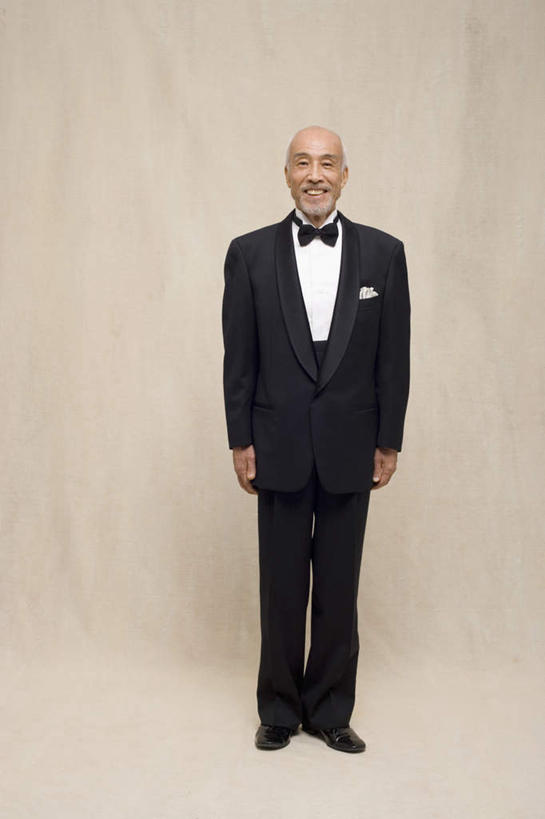 东方人,一个人,站,笑,微笑,露齿笑,竖图,室内,白天,正面,晚礼服,亚洲,仅一个男性,仅一个人,米色背景,注视,黄种人,黑色,观察,看,站着,仅一个老年男性,摄影,影棚,观看,察看,关注,老年男性,男人,男性,亚洲人,站立,彩图,全身,影棚拍摄,晚宴服,舞会服,洋服,洋装,夜礼服,拍摄