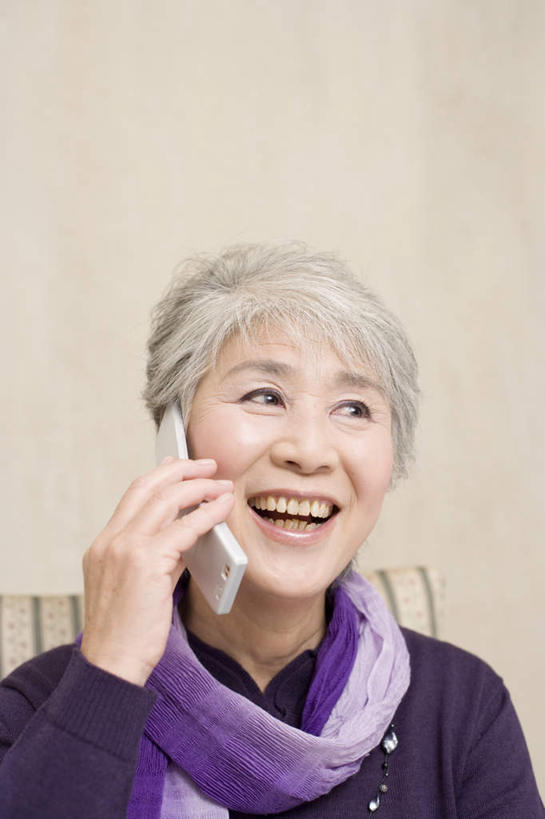 东方人,脸,头,脸颊,一个人,坐,举,笑,打电话,微笑,露齿笑,竖图,室内,特写,白天,正面,电话,手机,椅子,亚洲,仅一个女性,仅一个人,握,米色背景,服装,装饰,木椅,拿,拿着,注视,休闲装,黄种人,通讯设备,肩膀,衣服,紫色,围巾,观察,看,托,休闲,温暖,休闲服,握着,摄影,服饰,仅一个老年女性,影棚,围脖,观看,保暖,华丽,点缀,察看,御寒,关注,衬托,美观,雅致,雅观,交流,老年女性,女人,女性,亚洲人,头部,脸部,脸蛋,面部,沟通,举起,举手,举着,通话,向上举,向上伸,向上托,坐着,半身,彩图,影棚拍摄,拍摄