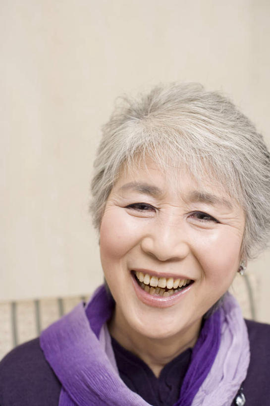 东方人,脸,头,脸颊,一个人,坐,笑,微笑,露齿笑,竖图,室内,特写,白天,正面,椅子,亚洲,仅一个女性,仅一个人,米色背景,服装,装饰,木椅,注视,休闲装,黄种人,肩膀,衣服,紫色,围巾,观察,看,休闲,温暖,休闲服,摄影,服饰,仅一个老年女性,影棚,围脖,观看,保暖,华丽,点缀,察看,御寒,关注,衬托,美观,雅致,雅观,老年女性,女人,女性,亚洲人,头部,脸部,脸蛋,面部,坐着,半身,彩图,影棚拍摄,拍摄