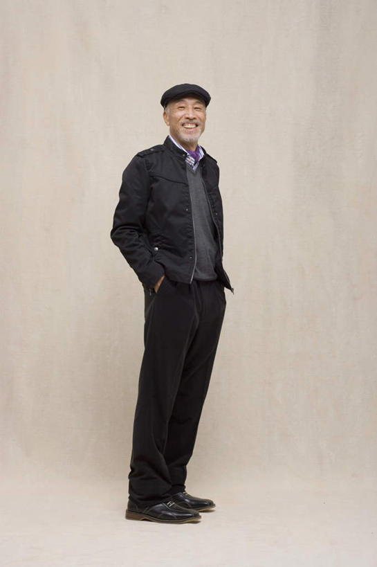 东方人,一个人,站,笑,微笑,露齿笑,竖图,室内,白天,正面,帽子,亚洲,仅一个男性,仅一个人,米色背景,服装,注视,休闲装,礼帽,黄种人,衣服,观察,看,站着,仅一个老年男性,休闲,休闲服,摄影,服饰,影棚,观看,察看,关注,双手抄兜,双手放兜,老年男性,男人,男性,亚洲人,插兜,两手抄兜,两手放兜,手插兜,手放口袋,站立,彩图,全身,影棚拍摄,拍摄,手抄兜