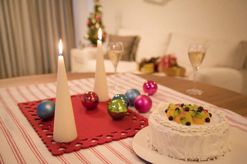 点心,葡萄酒,无人,客厅,横图,俯视,室内,白天,奢侈,下午茶,快乐,餐桌,沙发,桌子,菠萝,猕猴桃,葡萄,杯子,蜡烛,水果,一排,许多,朦胧,模糊,新鲜,整齐,装饰,布料,高脚杯,火焰,烛光,墙,生食,食品,果实,球状,浪漫,燃烧,布纹,墙壁,墙面,玻璃制品,酒,桌布,食物,糕点,饮料,排列,白色,餐巾,酒杯,台布,香槟,点燃,球体,诱惑,有机食品,绿色食品,餐台,华丽,修饰,点缀,起居室,队列,布艺沙发,香槟杯,衬托,美观,雅致,雅观,气泡酒,起泡酒,汽酒,客堂,玻璃杯,山葫芦,奇异果,蒲桃,猕猴梨,凤梨,草龙珠,彩图,高角度拍摄,高兴,欢笑,蛋糕