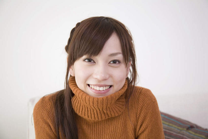 东方人,脸,头,脸颊,一个人,坐,笑,微笑,露齿笑,横图,室内,特写,白天,正面,毛衣,靠垫,亚洲,仅一个年轻女性,仅一个女性,仅一个人,靠枕,注视,黄种人,肩膀,垫子,枕头,观察,看,观看,察看,关注,年轻女性,女人,女性,亚洲人,头部,脸部,脸蛋,面部,坐着,半身,彩图,绒衣,套衫,套头毛衣,线衣