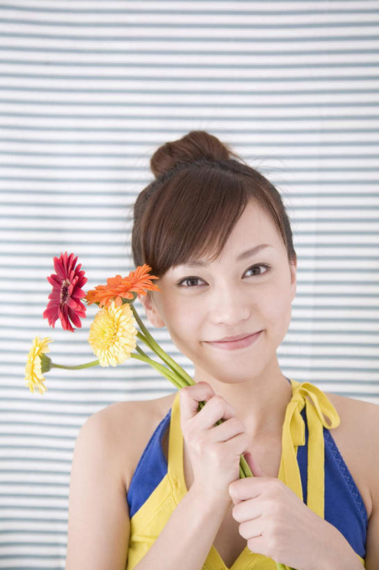 东方人,脸,头,脸颊,手,一个人,站,举,笑,微笑,竖图,室内,特写,白天,正面,亚洲,双手,仅一个年轻女性,仅一个女性,仅一个人,四朵,握,条纹,服装,盛开,非洲菊,拿,花蕾,拿着,注视,休闲装,黄种人,肩膀,花,花瓣,花朵,鲜花,衣服,黄色,红色,花苞,花蕊,观察,看,托,站着,休闲,手部,休闲服,橙色,菊花,握着,摄影,服饰,影棚,观看,察看,关注,扶郎花,灯盏花,千日菊,年轻女性,女人,女性,亚洲人,头部,脸部,脸蛋,面部,举起,举手,举着,向上举,向上伸,向上托,站立,半身,彩图,影棚拍摄,拍摄