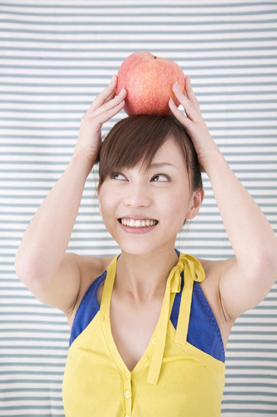 东方人,脸,头,脸颊,手,一个人,举,竖图,室内,特写,白天,正面,苹果,水果,亚洲,双手,仅一个年轻女性,仅一个女性,仅一个人,握,条纹,服装,新鲜,生食,食品,果实,拿,拿着,顶,休闲装,黄种人,肩膀,食物,一个,衣服,红色,托,休闲,手部,休闲服,握着,摄影,服饰,有机食品,绿色食品,影棚,单个,年轻女性,女人,女性,亚洲人,头部,脸部,脸蛋,面部,举起,举手,举着,向上举,向上伸,向上托,半身,彩图,影棚拍摄,拍摄