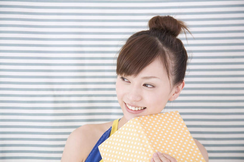 东方人,脸,头,脸颊,手,一个人,站,举,笑,微笑,露齿笑,横图,室内,特写,白天,正面,礼盒,礼物,亚洲,仅一个年轻女性,仅一个女性,仅一个人,握,条纹,服装,纸盒,斑点,拿,拿着,注视,休闲装,黄种人,肩膀,盒子,一个,衣服,包装盒,礼品盒,观察,看,托,站着,休闲,手部,休闲服,握着,摄影,服饰,礼品,影棚,单个,观看,单手,察看,关注,年轻女性,女人,女性,亚洲人,头部,脸部,脸蛋,面部,举起,举手,举着,向上举,向上伸,向上托,站立,半身,彩图,影棚拍摄,拍摄