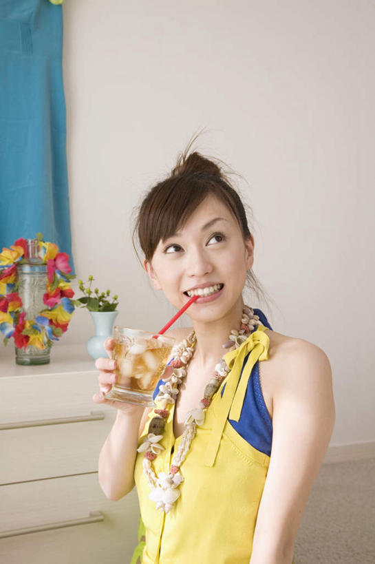 东方人,一个人,举,笑,微笑,露齿笑,竖图,室内,白天,正面,杯子,花瓶,亚洲,仅一个年轻女性,仅一个女性,仅一个人,喝,握,服装,装饰,花环,陶瓷,陶瓷制品,一杯,拿,拿着,休闲装,黄种人,玻璃制品,饮料,衣服,瓶子,水杯,托,休闲,休闲服,握着,服饰,华丽,修饰,点缀,衬托,美观,雅致,雅观,年轻女性,女人,女性,亚洲人,玻璃杯,举起,举手,举着,向上举,向上伸,向上托,半身,彩图