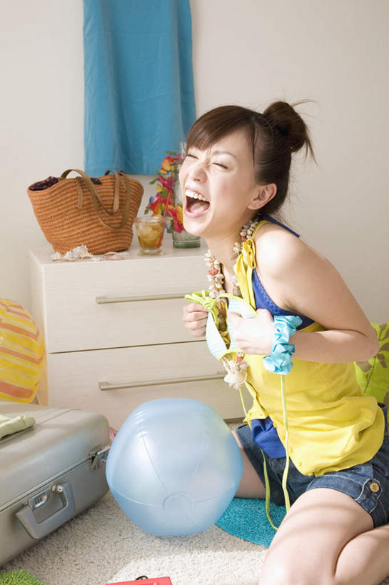 东方人,一个人,跪,笑,微笑,露齿笑,竖图,室内,白天,正面,泳装,比基尼,游戏,柜子,玩具,亚洲,仅一个年轻女性,仅一个女性,仅一个人,握,阴影,服装,光线,包,拉杆箱,旅行箱,皮包,影子,拿,玩,拿着,休闲装,黄种人,娱乐,一个,衣服,气球,行李箱,箱子,橱柜,休闲,休闲服,充气玩具,益智,握着,服饰,单个,活动,出差,单肩包,发泄,消遣,智力,宣泄,年轻女性,女人,女性,亚洲人,跪着,玩耍,嬉戏,半身,彩图,三点式,泳衣,旅行