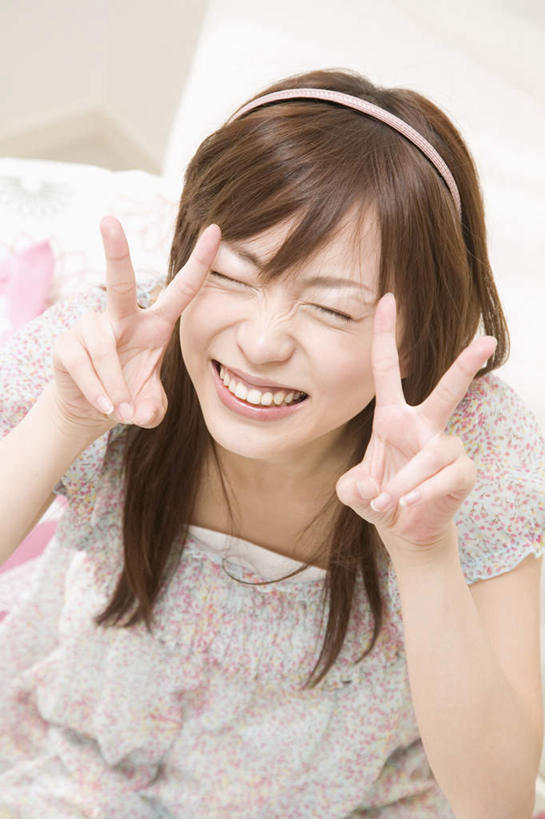 东方人,一个人,客厅,坐,闭眼,笑,微笑,露齿笑,竖图,俯视,室内,白天,快乐,兴奋,骄傲,成功,胜利,靠垫,沙发,亚洲,仅一个年轻女性,仅一个女性,仅一个人,服装,朦胧,模糊,装饰,墙,靠枕,休闲装,黄种人,墙壁,墙面,衣服,白色,发箍,发饰,饰品,垫子,枕头,手势,休闲,休闲服,自信,服饰,头箍,华丽,修饰,点缀,起居室,布艺沙发,衬托,美观,雅致,雅观,客堂,年轻女性,女人,女性,亚洲人,闭眼睛,闭着眼,闭着眼睛,坐着,半身,彩图,高角度拍摄,欢乐,开心